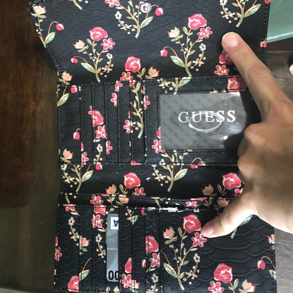 **SOLD**Authentic Guess Purse with matching wallet - Picture 5 of 5